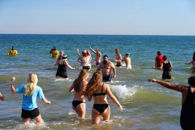Milwaukee, Wisconsin / ABD - 1 Ocak 2020: Birçok toplum üyesi soğuk kış mevsiminde Michigan Gölü 'nün dondurucu sularına daldı.