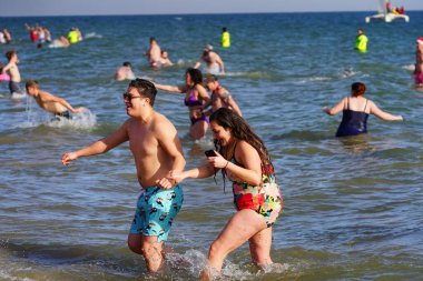 Milwaukee, Wisconsin / ABD - 1 Ocak 2020: Birçok toplum üyesi soğuk kış mevsiminde Michigan Gölü 'nün dondurucu sularına daldı.
