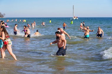 Milwaukee, Wisconsin / ABD - 1 Ocak 2020: Birçok toplum üyesi soğuk kış mevsiminde Michigan Gölü 'nün dondurucu sularına daldı.