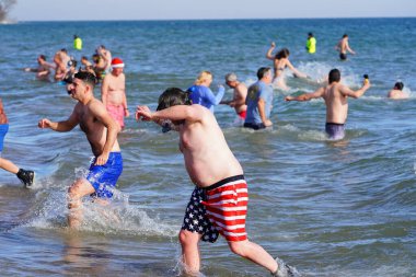 Milwaukee, Wisconsin / ABD - 1 Ocak 2020: Birçok toplum üyesi soğuk kış mevsiminde Michigan Gölü 'nün dondurucu sularına daldı.