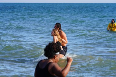 Milwaukee, Wisconsin / ABD - 1 Ocak 2020: Birçok toplum üyesi soğuk kış mevsiminde Michigan Gölü 'nün dondurucu sularına daldı.