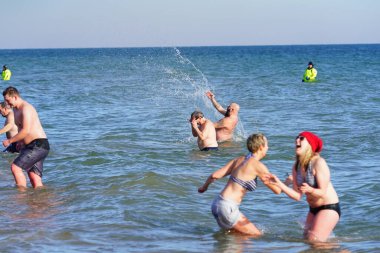 Milwaukee, Wisconsin / ABD - 1 Ocak 2020: Birçok toplum üyesi soğuk kış mevsiminde Michigan Gölü 'nün dondurucu sularına daldı.
