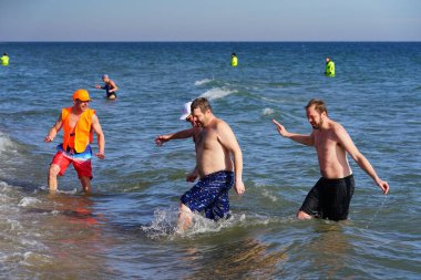 Milwaukee, Wisconsin / ABD - 1 Ocak 2020: Birçok toplum üyesi soğuk kış mevsiminde Michigan Gölü 'nün dondurucu sularına daldı.