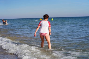 Milwaukee, Wisconsin / ABD - 1 Ocak 2020: Birçok toplum üyesi soğuk kış mevsiminde Michigan Gölü 'nün dondurucu sularına daldı.