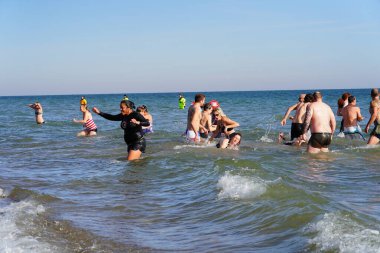 Milwaukee, Wisconsin / ABD - 1 Ocak 2020: Birçok toplum üyesi soğuk kış mevsiminde Michigan Gölü 'nün dondurucu sularına daldı.