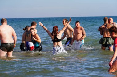 Milwaukee, Wisconsin / ABD - 1 Ocak 2020: Birçok toplum üyesi soğuk kış mevsiminde Michigan Gölü 'nün dondurucu sularına daldı.