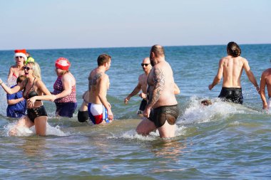 Milwaukee, Wisconsin / ABD - 1 Ocak 2020: Birçok toplum üyesi soğuk kış mevsiminde Michigan Gölü 'nün dondurucu sularına daldı.