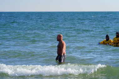 Milwaukee, Wisconsin / ABD - 1 Ocak 2020: Birçok toplum üyesi soğuk kış mevsiminde Michigan Gölü 'nün dondurucu sularına daldı.