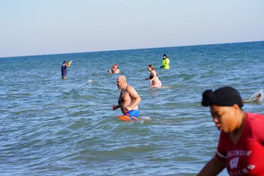 Milwaukee, Wisconsin / ABD - 1 Ocak 2020: Birçok toplum üyesi soğuk kış mevsiminde Michigan Gölü 'nün dondurucu sularına daldı.