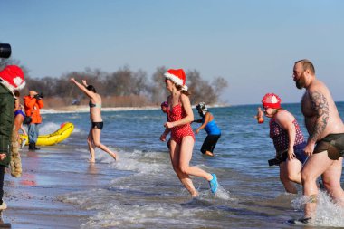 Milwaukee, Wisconsin / ABD - 1 Ocak 2020: Birçok toplum üyesi soğuk kış mevsiminde Michigan Gölü 'nün dondurucu sularına daldı.