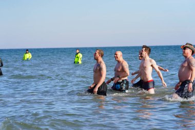 Milwaukee, Wisconsin / ABD - 1 Ocak 2020: Birçok toplum üyesi soğuk kış mevsiminde Michigan Gölü 'nün dondurucu sularına daldı.