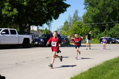 Fond du Lac, Wisconsin / USA - 8 Haziran 2019: Genç çocuklar ve kızlar hafta sonu gençler Walleye maratonunda koştu.