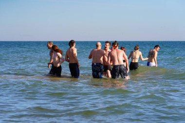 Milwaukee, Wisconsin / ABD - 1 Ocak 2020: Birçok toplum üyesi soğuk kış mevsiminde Michigan Gölü 'nün dondurucu sularına daldı.