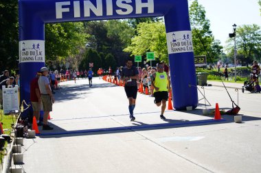 Fond du Lac, Wisconsin / USA - 8 Haziran 2020: Walleye 'deki hafta sonu koşu yarışmasına katılan halk üyeleri.