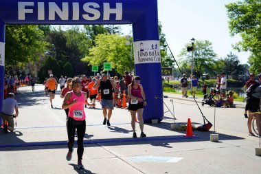 Fond du Lac, Wisconsin / USA - 8 Haziran 2020: Walleye 'deki hafta sonu koşu yarışmasına katılan halk üyeleri.