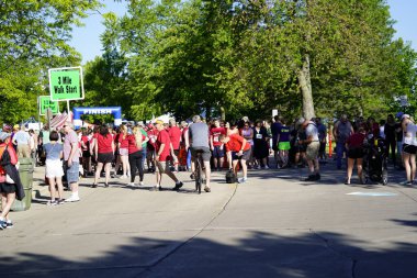 Fond du Lac, Wisconsin / USA - 8 Haziran 2020: Walleye 'deki hafta sonu koşu yarışmasına katılan halk üyeleri.