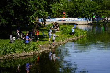 Fond du Lac, Wisconsin / USA - 8 Haziran 2019: Genç çocuklar ve kızlar hafta sonu gençler Walleye maratonunda koştu.