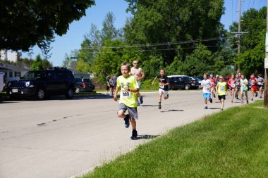 Fond du Lac, Wisconsin / USA - 8 Haziran 2019: Genç çocuklar ve kızlar hafta sonu gençler Walleye maratonunda koştu.