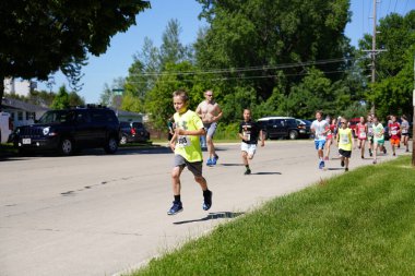 Fond du Lac, Wisconsin / USA - 8 Haziran 2019: Genç çocuklar ve kızlar hafta sonu gençler Walleye maratonunda koştu.