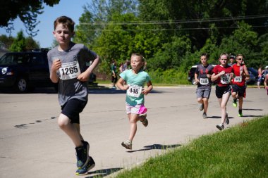 Fond du Lac, Wisconsin / USA - 8 Haziran 2019: Genç çocuklar ve kızlar hafta sonu gençler Walleye maratonunda koştu.