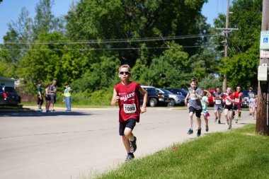 Fond du Lac, Wisconsin / USA - 8 Haziran 2019: Genç çocuklar ve kızlar hafta sonu gençler Walleye maratonunda koştu.