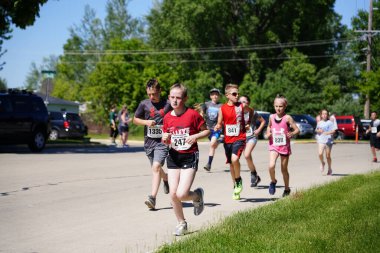 Fond du Lac, Wisconsin / USA - 8 Haziran 2019: Genç çocuklar ve kızlar hafta sonu gençler Walleye maratonunda koştu.