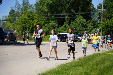 Fond du Lac, Wisconsin / USA - 8 Haziran 2019: Genç çocuklar ve kızlar hafta sonu gençler Walleye maratonunda koştu.