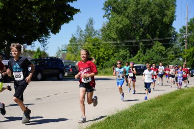 Fond du Lac, Wisconsin / USA - 8 Haziran 2019: Genç çocuklar ve kızlar hafta sonu gençler Walleye maratonunda koştu.