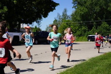Fond du Lac, Wisconsin / USA - 8 Haziran 2019: Genç çocuklar ve kızlar hafta sonu gençler Walleye maratonunda koştu.