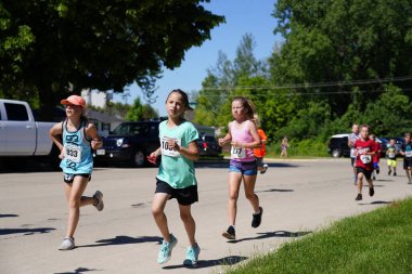 Fond du Lac, Wisconsin / USA - 8 Haziran 2019: Genç çocuklar ve kızlar hafta sonu gençler Walleye maratonunda koştu.