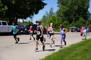 Fond du Lac, Wisconsin / USA - 8 Haziran 2019: Genç çocuklar ve kızlar hafta sonu gençler Walleye maratonunda koştu.