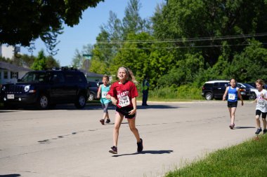 Fond du Lac, Wisconsin / USA - 8 Haziran 2019: Genç çocuklar ve kızlar hafta sonu gençler Walleye maratonunda koştu.