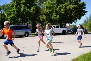 Fond du Lac, Wisconsin / USA - 8 Haziran 2019: Genç çocuklar ve kızlar hafta sonu gençler Walleye maratonunda koştu.