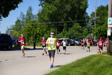 Fond du Lac, Wisconsin / USA - 8 Haziran 2019: Genç çocuklar ve kızlar hafta sonu gençler Walleye maratonunda koştu.