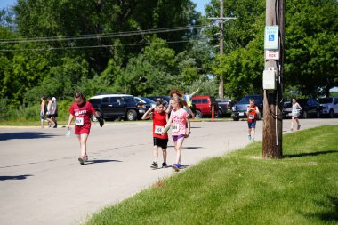 Fond du Lac, Wisconsin / USA - 8 Haziran 2019: Genç çocuklar ve kızlar hafta sonu gençler Walleye maratonunda koştu.