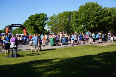 Fond du Lac, Wisconsin / USA - 8 Haziran 2020: Walleye 'deki hafta sonu koşu yarışmasına katılan halk üyeleri.