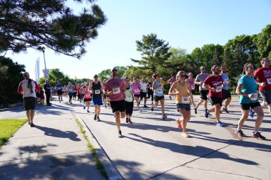 Fond du Lac, Wisconsin / USA - 8 Haziran 2020: Walleye 'deki hafta sonu koşu yarışmasına katılan halk üyeleri.