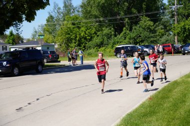 Fond du Lac, Wisconsin / USA - 8 Haziran 2019: Genç çocuklar ve kızlar hafta sonu gençler Walleye maratonunda koştu.