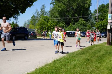 Fond du Lac, Wisconsin / USA - 8 Haziran 2019: Genç çocuklar ve kızlar hafta sonu gençler Walleye maratonunda koştu.