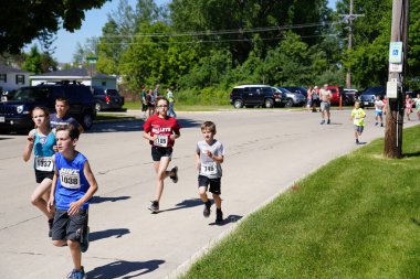 Fond du Lac, Wisconsin / USA - 8 Haziran 2019: Genç çocuklar ve kızlar hafta sonu gençler Walleye maratonunda koştu.