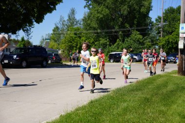 Fond du Lac, Wisconsin / USA - 8 Haziran 2019: Genç çocuklar ve kızlar hafta sonu gençler Walleye maratonunda koştu.