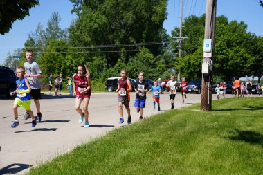 Fond du Lac, Wisconsin / USA - 8 Haziran 2019: Genç çocuklar ve kızlar hafta sonu gençler Walleye maratonunda koştu.