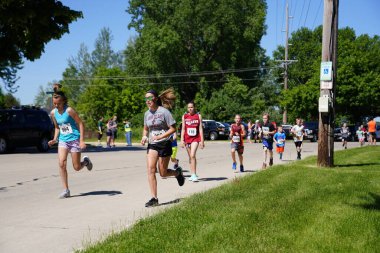 Fond du Lac, Wisconsin / USA - 8 Haziran 2019: Genç çocuklar ve kızlar hafta sonu gençler Walleye maratonunda koştu.