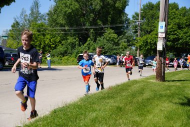 Fond du Lac, Wisconsin / USA - 8 Haziran 2019: Genç çocuklar ve kızlar hafta sonu gençler Walleye maratonunda koştu.