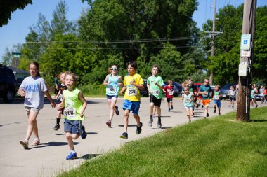 Fond du Lac, Wisconsin / USA - 8 Haziran 2019: Genç çocuklar ve kızlar hafta sonu gençler Walleye maratonunda koştu.