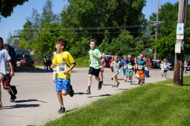 Fond du Lac, Wisconsin / USA - 8 Haziran 2019: Genç çocuklar ve kızlar hafta sonu gençler Walleye maratonunda koştu.