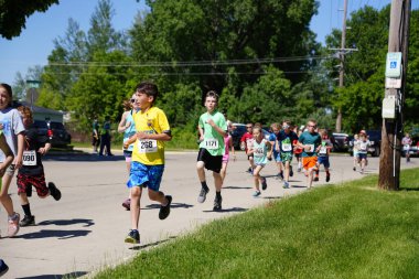 Fond du Lac, Wisconsin / USA - 8 Haziran 2019: Genç çocuklar ve kızlar hafta sonu gençler Walleye maratonunda koştu.
