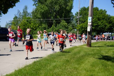 Fond du Lac, Wisconsin / USA - 8 Haziran 2019: Genç çocuklar ve kızlar hafta sonu gençler Walleye maratonunda koştu.