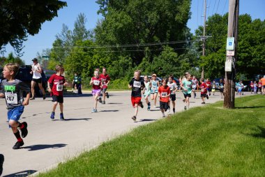 Fond du Lac, Wisconsin / USA - 8 Haziran 2019: Genç çocuklar ve kızlar hafta sonu gençler Walleye maratonunda koştu.