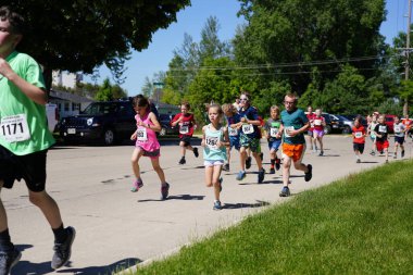 Fond du Lac, Wisconsin / USA - 8 Haziran 2019: Genç çocuklar ve kızlar hafta sonu gençler Walleye maratonunda koştu.